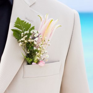 Svatební korsáž pro ženicha z lilie, arachniodesu a gypsophily
