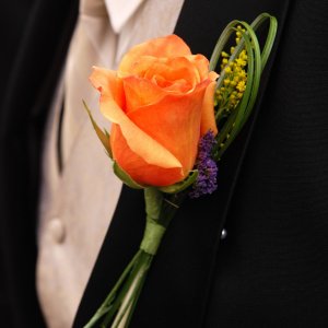Kytice-korsáž pro ženicha z oranžové růže