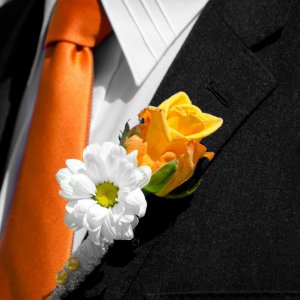 Svatební korsáž pro svědka z růže a chryzantemy