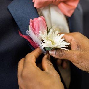 Svatební korsáž pro ženicha z růže a chryzantemy 