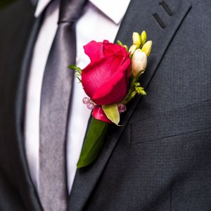 Kytice-korsáž pro ženicha z růží a frézie
