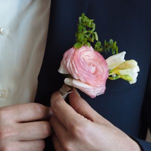 Svatební korsáž pro ženicha z růže a frézie