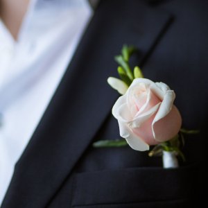 Kytice-korsáž pro ženicha z růže a frézie