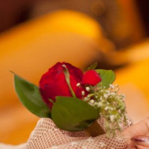 Kytice-korsáž pro ženicha z růže a gypsophily