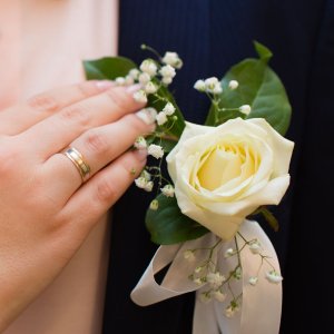 Svatební korsáž pro ženicha z růže a gypsophily