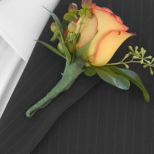 Kytice-korsáž pro ženicha z růže a hypericum
