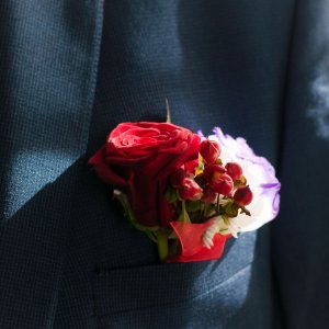 Kytice-korsáž pro ženicha z růže a hypericum coco