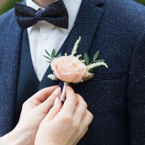 Svatební korsáž pro ženicha z růže, astilbe a eucalyptu