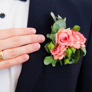 Svatební korsáž pro ženicha z růží