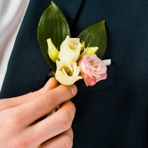 Svatební korsáž pro ženicha z růží