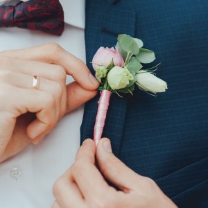 Svatební korsáž pro ženicha z růží 