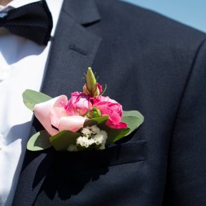 Svatební korsáž pro ženicha z růží 