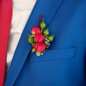 Kytice-korsáž pro ženicha z růží a astilbe