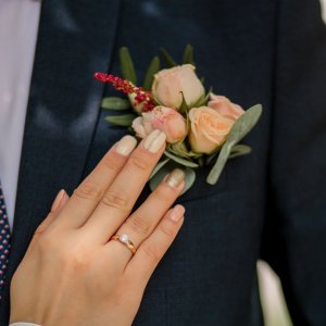 Svatební korsáž pro ženicha z růží a astilbe