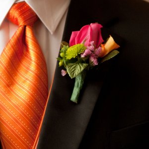 Kytice-korsáž pro ženicha z růží a chryzantemy