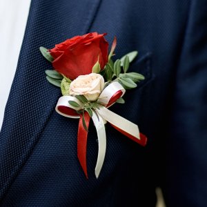 Svatební korsáž pro ženicha z růží a chryzantemy