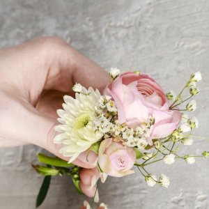 Svatební korsáž pro ženicha z růží, chryzantemy a gypsophily 