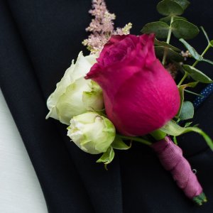 Kytice-korsáž pro ženicha z růží a eucalyptu