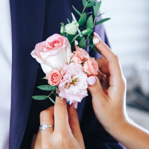 Svatební korsáž pro ženicha z růží a eucalyptu