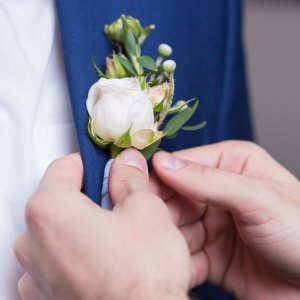 Svatební korsáž pro ženicha z růží a eucalyptu