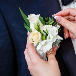 Svatební korsáž pro ženicha z růží a eucalyptu a senecio maritima