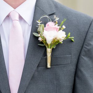 Kytice-korsáž pro ženicha z růží a frézie