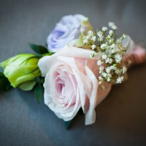 Kytice-korsáž pro ženicha z růží a gypsophily