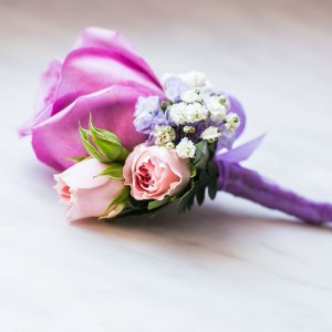 Kytice-korsáž pro ženicha z růží a gypsophily