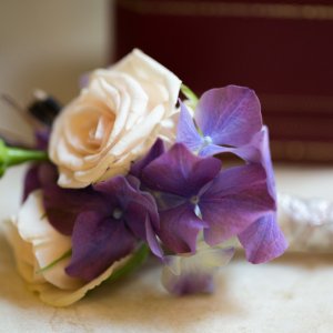 Svatební korsáž pro ženicha z růží a hortenzie
