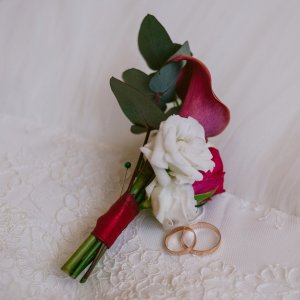 Kytice-korsáž pro ženicha z růží a kaly
