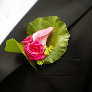 Svatební korsáž pro ženicha z růží a kaly
