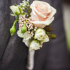 Kytice-korsáž pro ženicha z růží a ostružniků