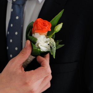 Svatební korsáž pro ženicha z růží a veronic