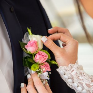 Svatební korsáž pro ženicha z bílých růží chryzantemy a gypsophily