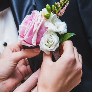 Svatební korsáž pro ženicha z růží, frézie a astilbe