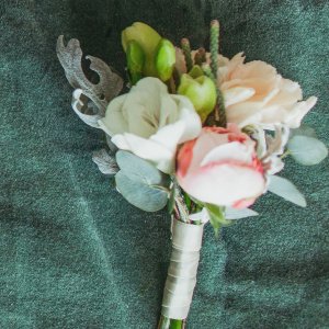 Kytice-korsáž pro ženicha z růží, frezie a senecio maretima