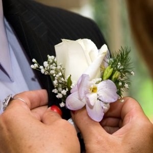 Svatební korsáž pro ženicha z růží, gypsophily a asparagusu