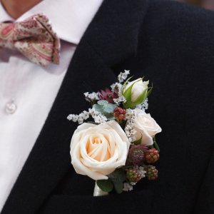 Svatební korsáž pro ženicha z ruzi, ostružníku a gypsophily