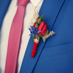 Kytice-korsáž pro ženicha z růží, tulipánu a astilbe
