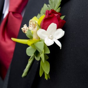 Svatební korsáž pro ženicha z růže a arachniodesu