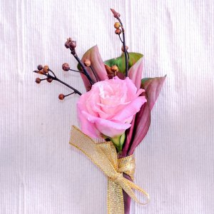 Kytice-korsáž pro ženicha z růžové růže 