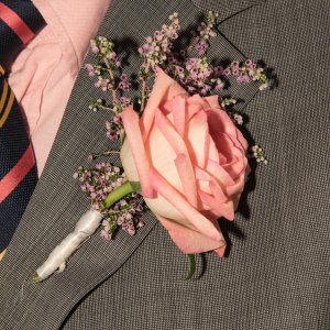Svatební korsáž pro ženicha z růžové růže