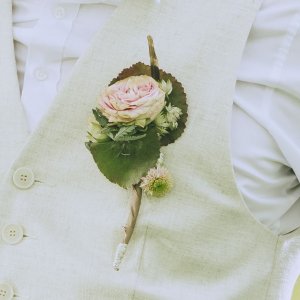 Kytice-korsáž pro ženicha z růžové růže a chryzantémy