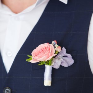 Svatební korsáž pro ženicha z růžové růže a gypsophily