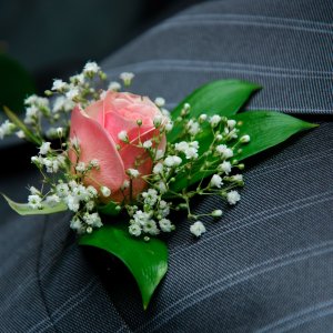 Kytice-korsáž pro ženicha z růžové růže a gypsophily 