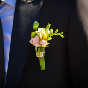 Kytice-korsáž pro ženicha z růžových a bílých růží a frézie