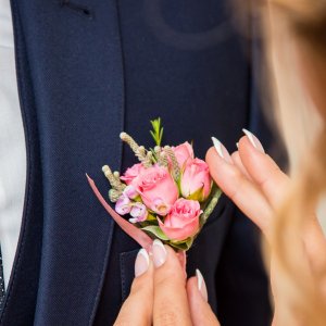 Svatební korsáž pro ženicha z růžových růží