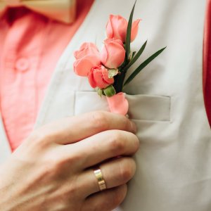 Kytice-korsáž pro ženicha z růžových růží