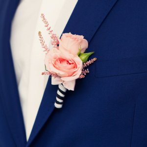 Kytice-korsáž pro ženicha z růžových růží a astilbe