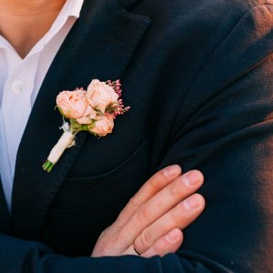 Svatební korsáž pro ženicha ze tří růží